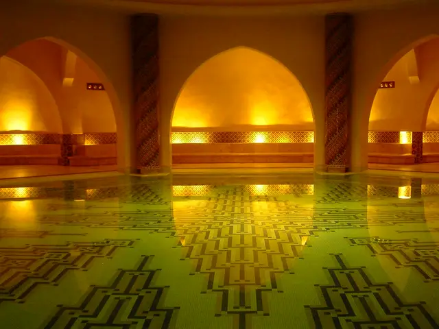 Altın ışıkla aydınlanan kemerli hamam ve mozaik havuz — Şahintepe, Masaj Salonun